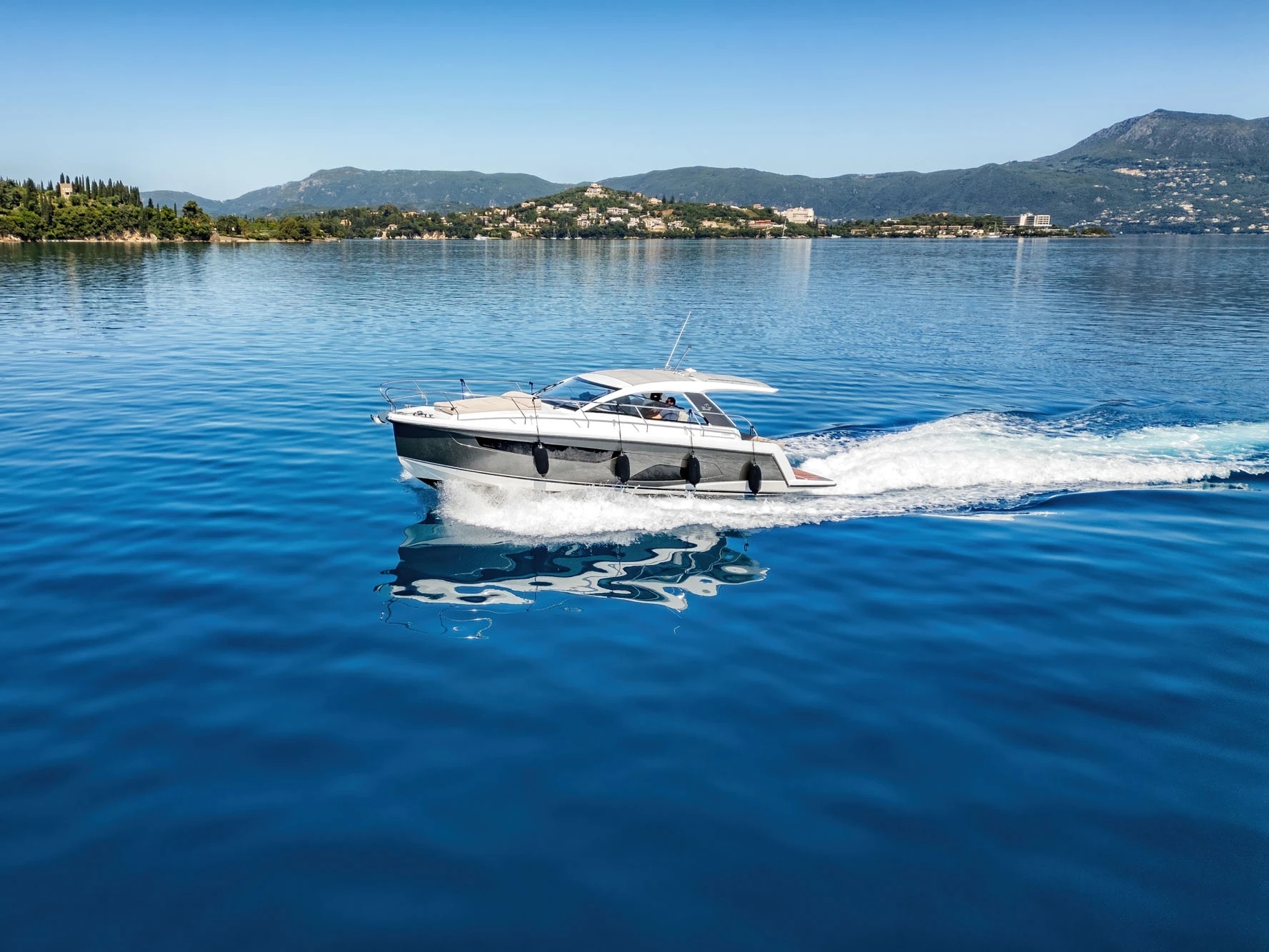 LUXURY YACHTING
