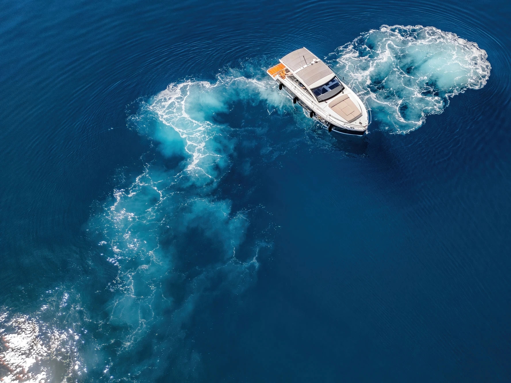 LUXURY YACHTING