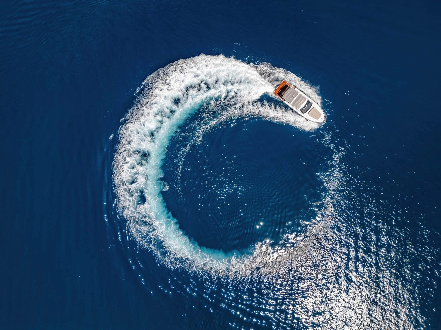 LUXURY YACHTING