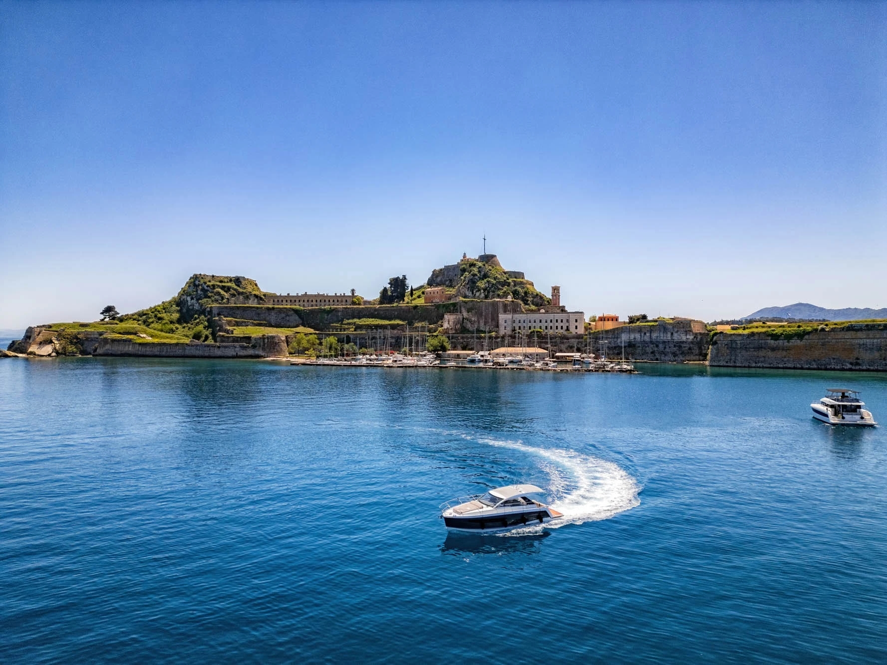 LUXURY YACHTING