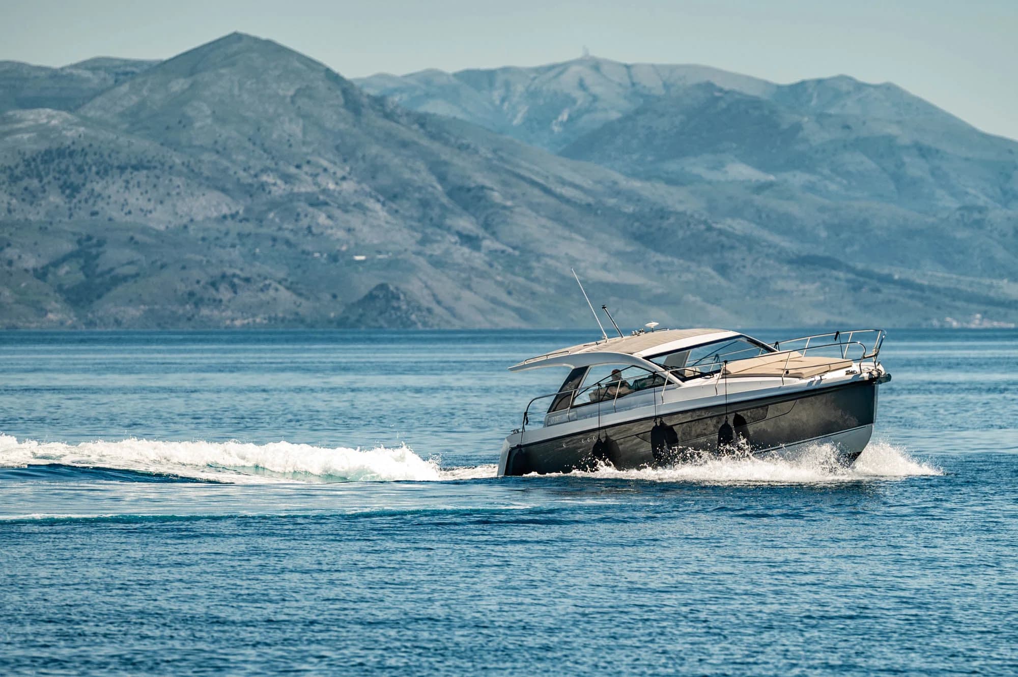 Diapon Sealine C335 exterior view