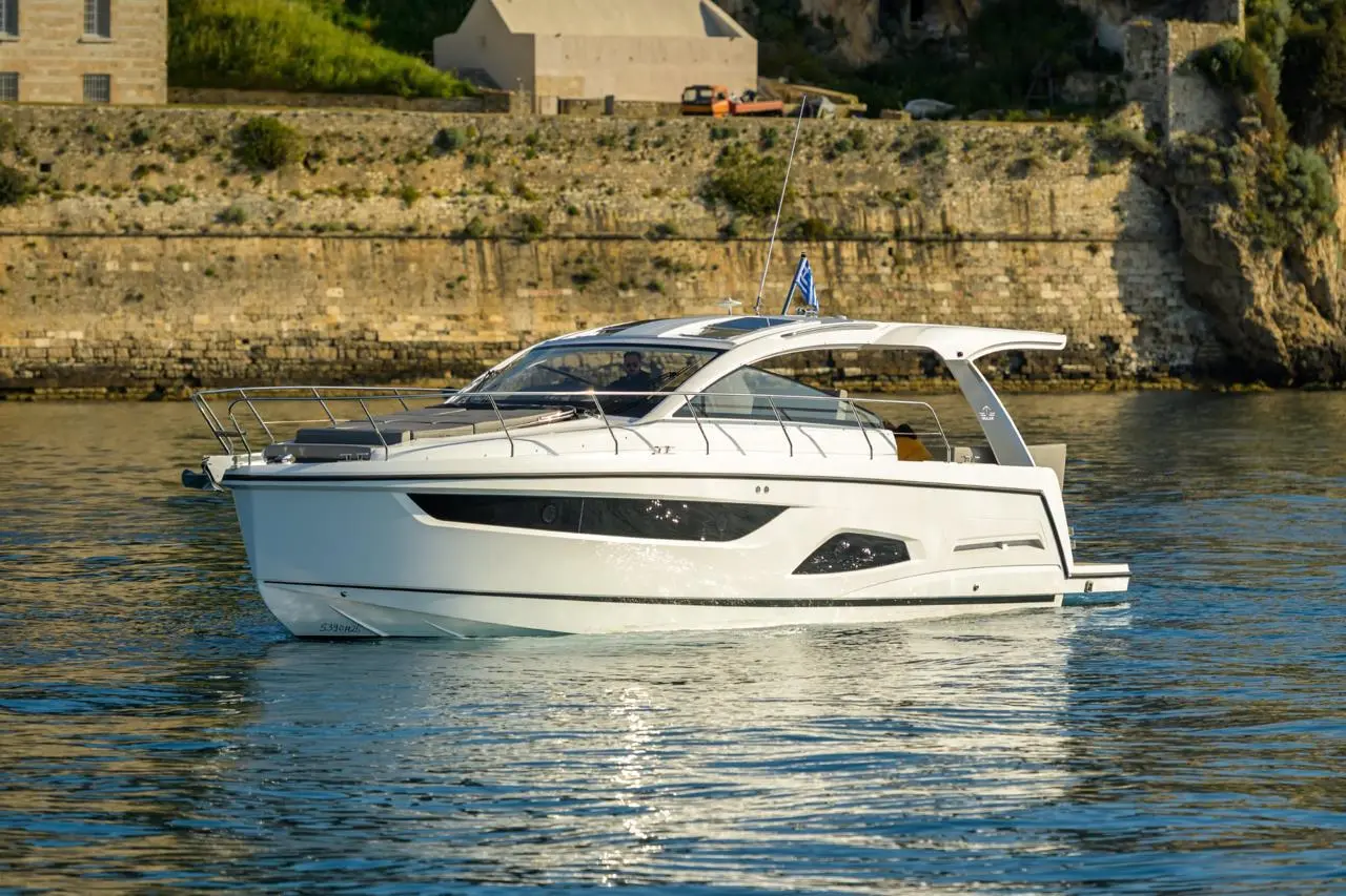 Ioli Sealine interior cabin